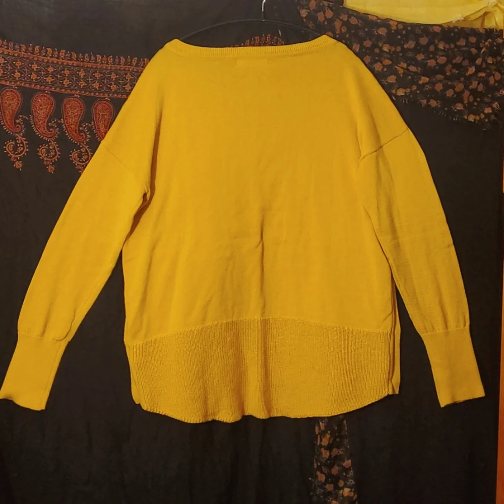NWOT 💛 Tahari Sweater - Picture 8 of 10